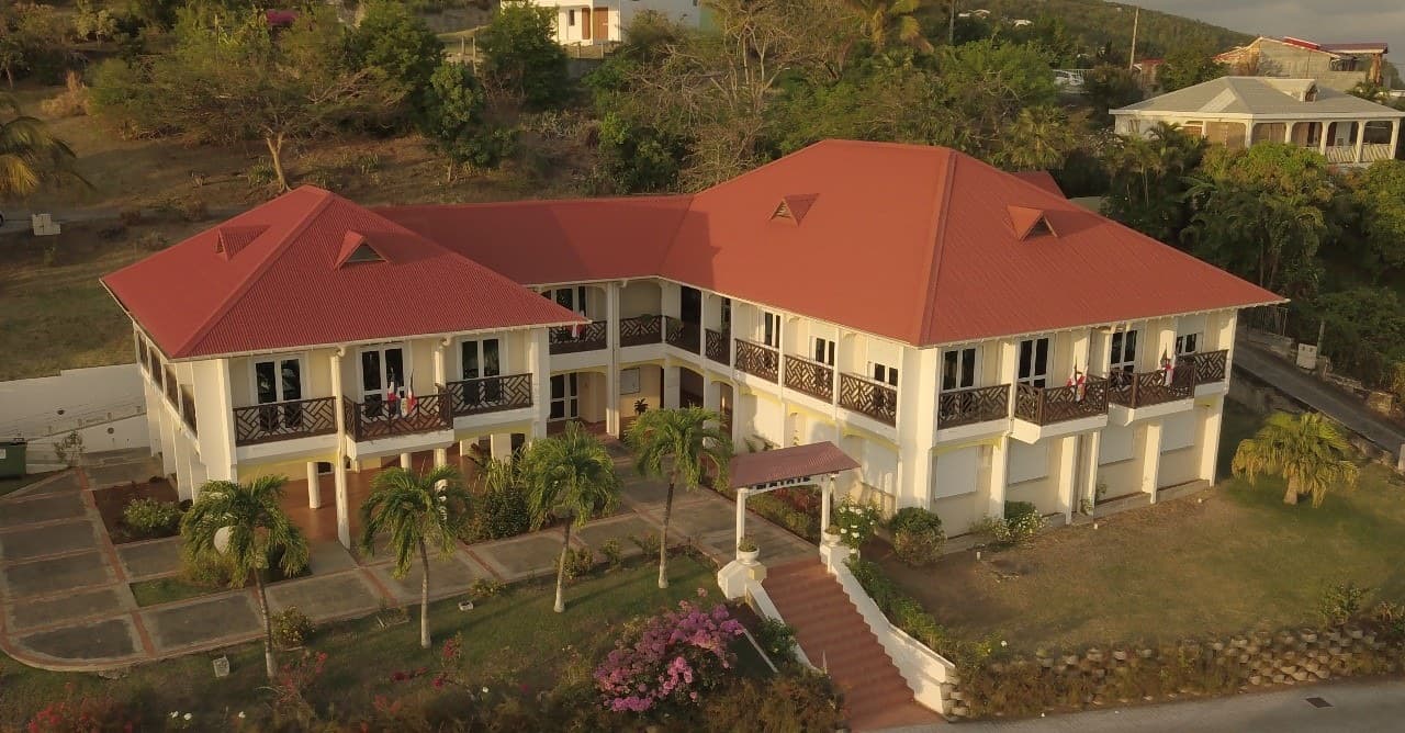 L'Hôtel de Ville de Vieux-Fort et ses toits rouges, vu du ciel
